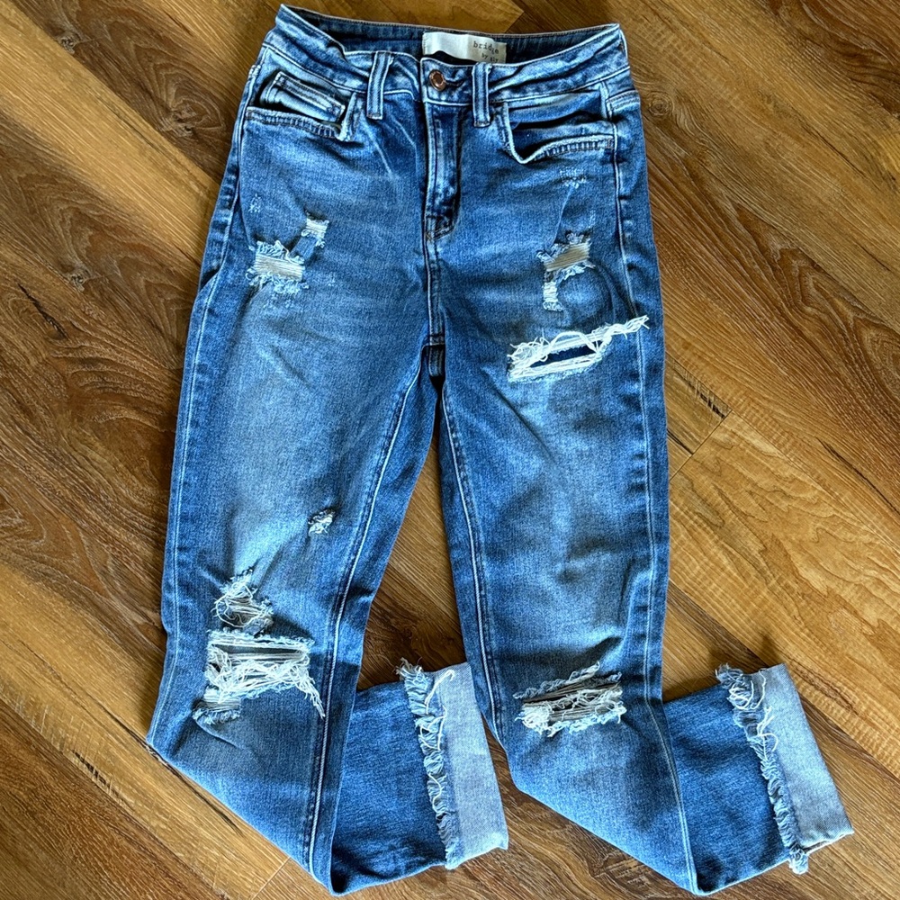 Trendy Distressed Ankle Jeans in Blue